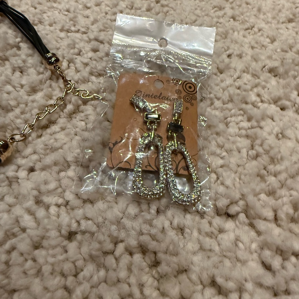 Elegant Gold and Black Necklace - Picture 4 of 6